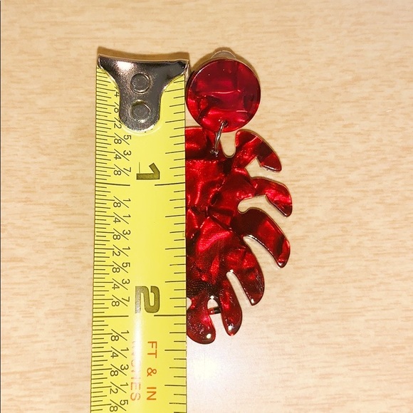 Red metallic palm leaf acrylic dangle earrings - Picture 3 of 4